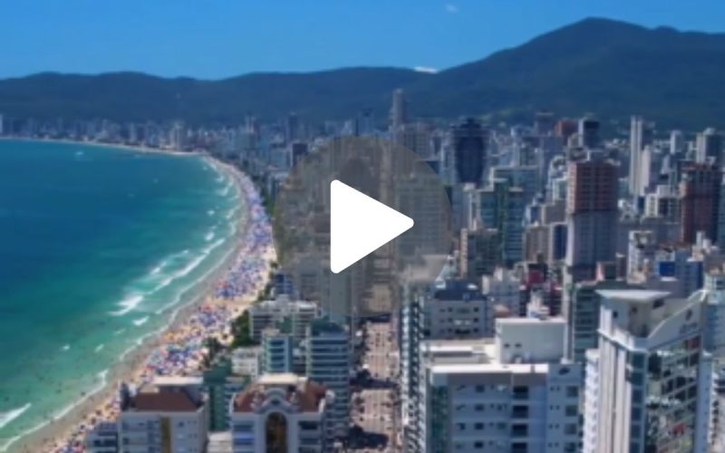 Frame de vídeo de imagens aéreas da praia de Itapema em dia ensolarado