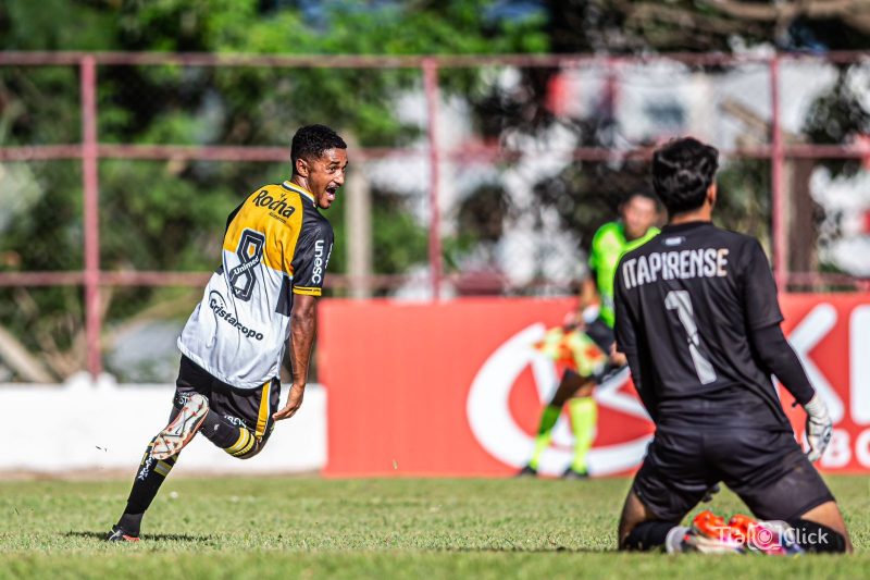 Jogador do Criciúma comemora gol marcado