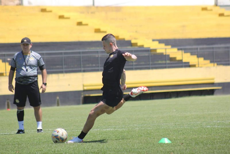 Renato Kayzer, jogador do Criciúma, chuta a bola durante treino