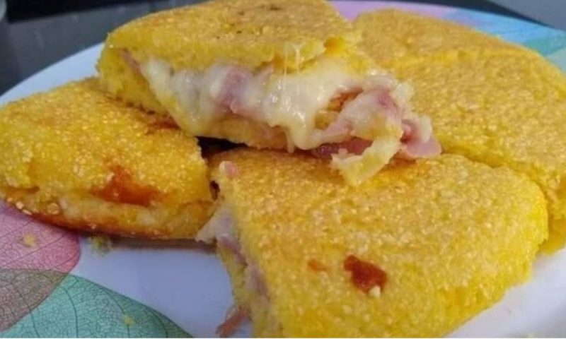 Cuscuz de frigideira sai em pouco mais de cinco minutos com recheio a gosto