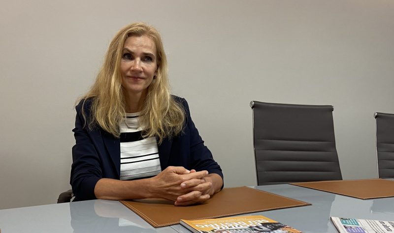 Foto mostra a Embaixadora da União Europeia no Brasil Marian Schurgraf sentada com as mãos apoiadas sobre a mesa