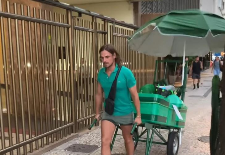 Ex-ator Daniel Erthal foi visto com seu carrinho pelas ruas do Rio de Janeiro trabalhando como ambulante 