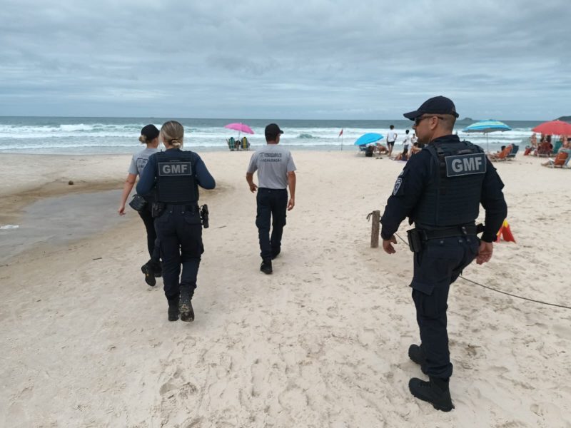 Fiscaliza&ccedil;&atilde;o da Guarda Municipal de Florian&oacute;polis autuou banhistas em praias – Foto: DIVULGA&Ccedil;&Atilde;O/GMF/ND