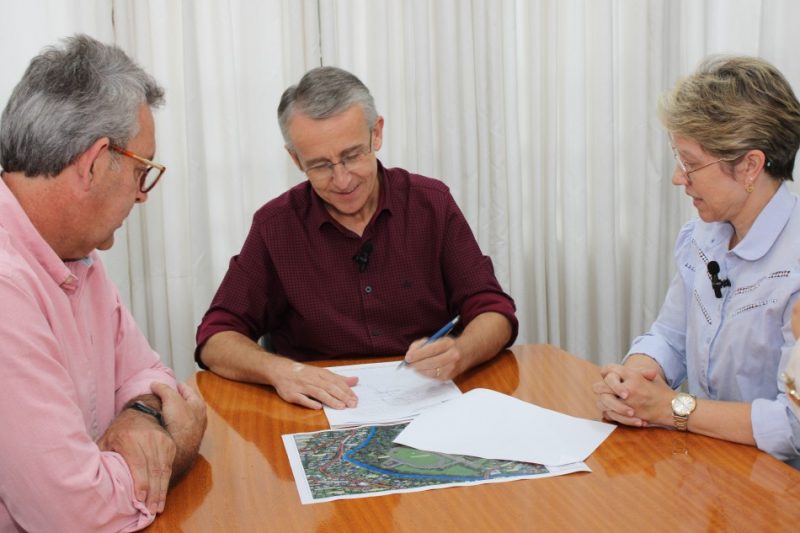 O prefeito Mário Hildebrandt assinou nesta terça-feira (23) o decreto que torna de utilidade pública a Associação da Artex, localizada no distrito do Garcia