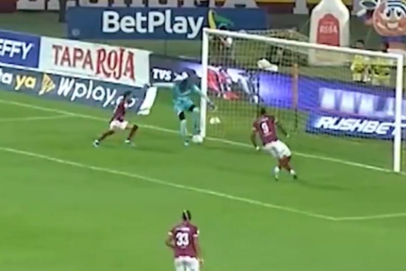 Jovem goleiro chamou a atenção com habilidade em lance pressionado