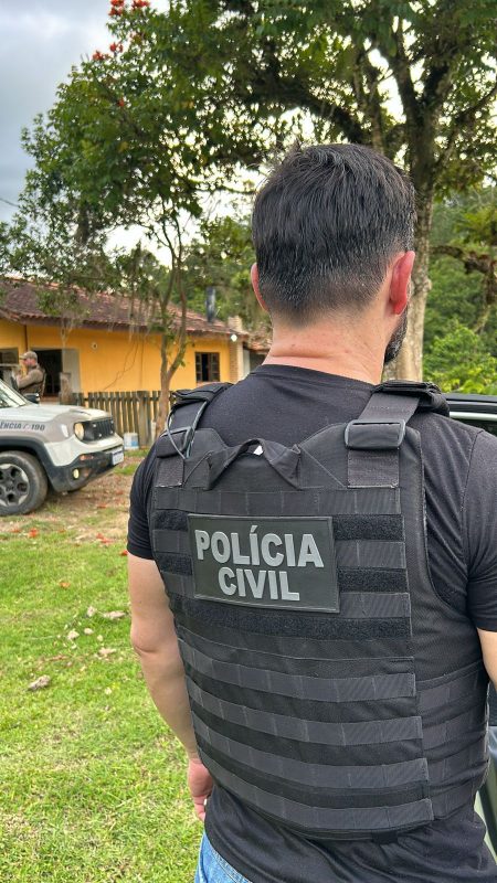 imagem mostra operação em casa de suspeitos por "ostentação" de arma de fogo nas redes sociais