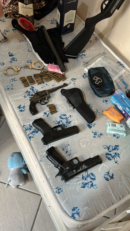 imagem mostra armas apreendidas na casa de suspeito