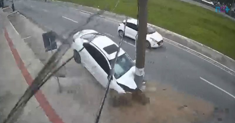 imagem de câmera de segurança flagra pancada em poste de balneário Camboriú