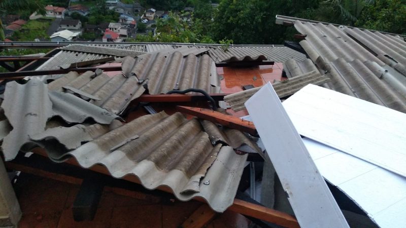 Caso aconteceu na tarde desta quinta-feira (11), durante forte temporal que atingiu a cidade; família pede ajuda para reconstruir o telhado da casa 