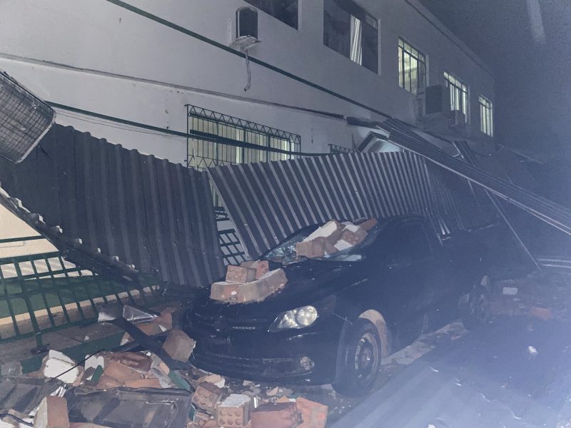 Carro estacionado ao lado da prefeitura foi atingido por tijolos e parte da cobertura do pr&eacute;dio, nesta segunda-feira (8) – Foto: Prefeitura de Ibirama/Divulga&ccedil;&atilde;o/ND