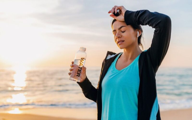 Imagem ilustrativa de mulher praticando exercícios na praia