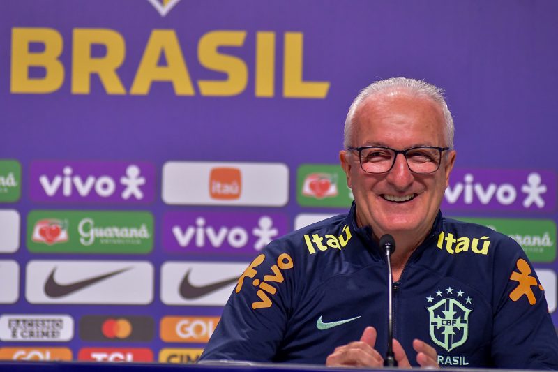 Dorival Júnior sorri durante a apresentação na Seleção Brasileira