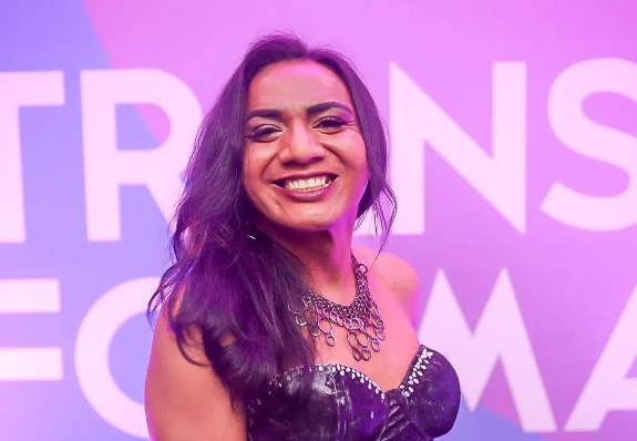 Foto de Drica D’arc Meirelles sorrindo. Drica era ativista LGBT e morreu afogada do Réveillon de Florianópolis