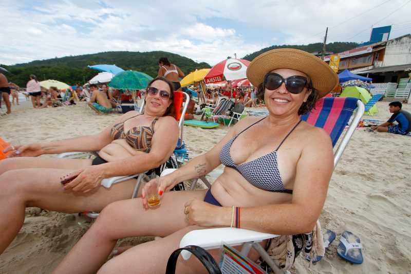 Elaine Hasckel e Marica Cec&iacute;lia na Praia da Barra da Lagoa – Foto: Leo Munhoz/ND