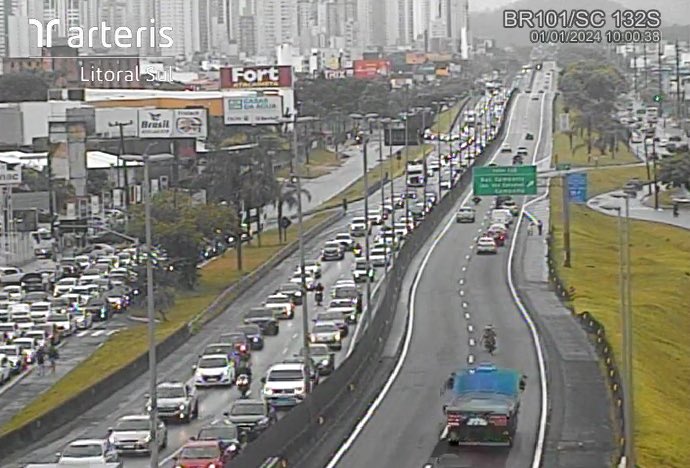 Foto mostra uma fila de carros em um grande congestionamento na BR 101 em Santa Catarina