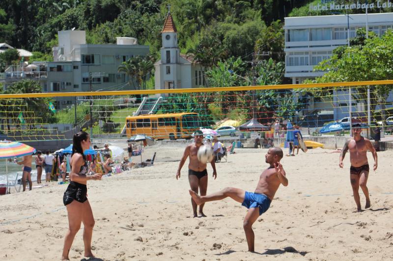 Pessoas praticando esportes de areia em Itajaí