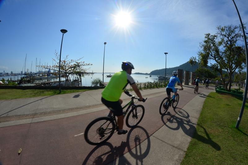 Conheça 7 esportes para praticar no verão em Itajaí, na água e na terra