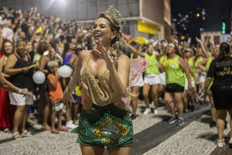 Mariana Bleyer durante o Volta &agrave; Pra&ccedil;a XV, no &uacute;ltimo dia 19. Escolha da roupa fez refer&ecirc;ncia &agrave; Rayssa Leal, a Fadinha – Foto: Herm&iacute;nio Nunes/Divulga&ccedil;&atilde;o/ND