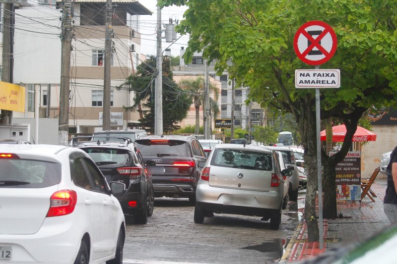 Motoristas ignoram placas e estacionam irregularmente em Canasvieiras, em Florianópolis