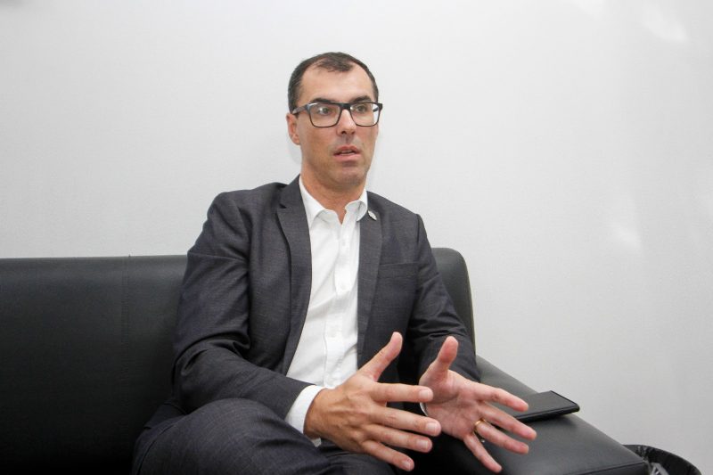 Foto mostra o novo secretário da Defesa Civil, Fabiano de Souza, concedeu entrevista ao Grupo ND nesta quarta-feira (10)