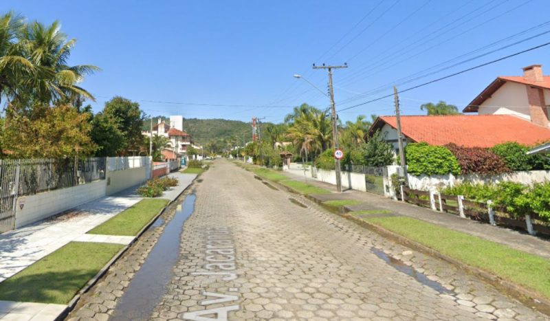 Assalto ocorreu na Avenida Jacarandá, no bairro Daniela, no Norte da Ilha &#8211; Foto: Google Street View/Reprodução/ND