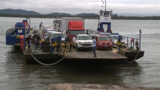 Balsa do ferry boat, entre Itajaí e Navegantes, segue paralisada por condições climáticas