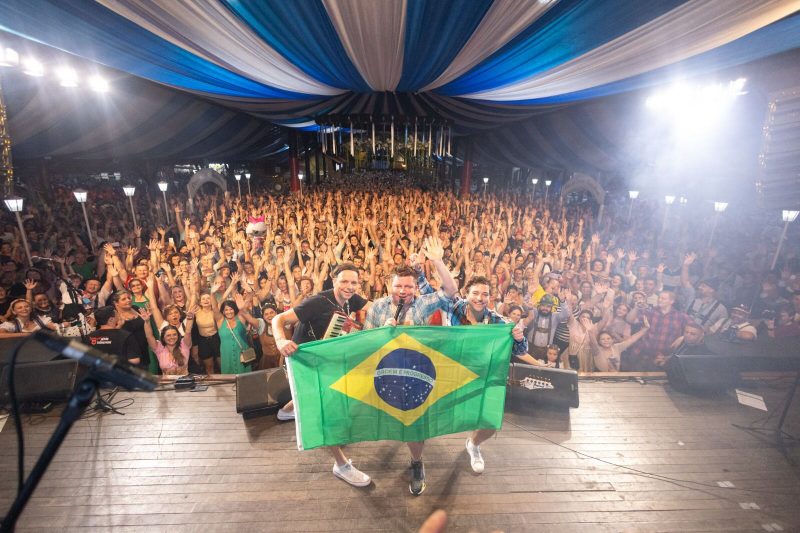 Banda internacional agitou o p&uacute;blico em Pomerode – Foto: Daniel Zimmernann/Divulga&ccedil;&atilde;o ND