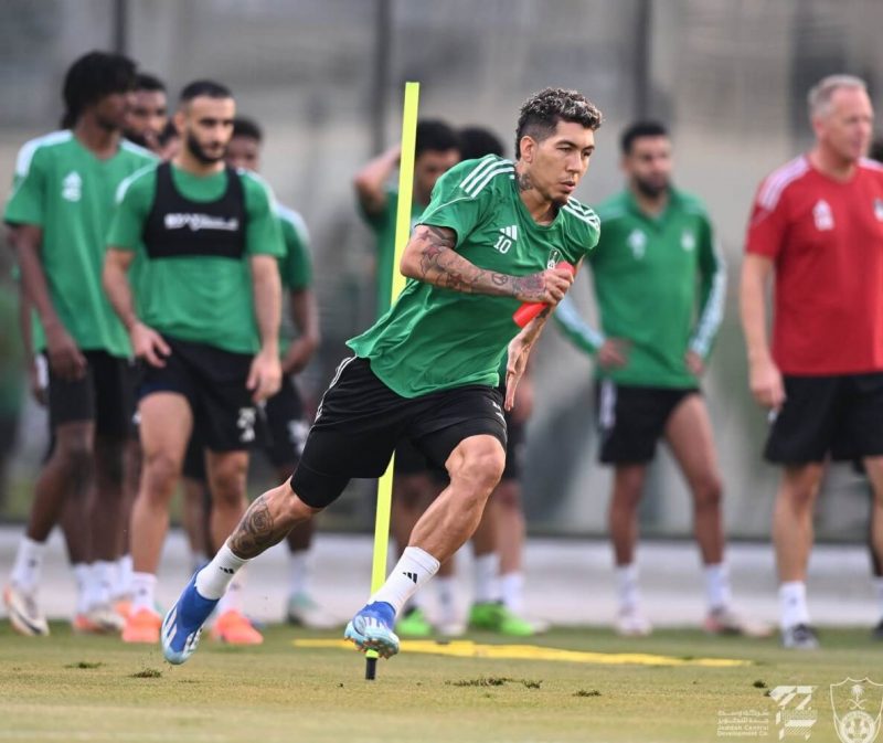 Firmino pensa em correr de volta para a Inglaterra – Foto: Al-Ahli / Divulga&ccedil;&atilde;o