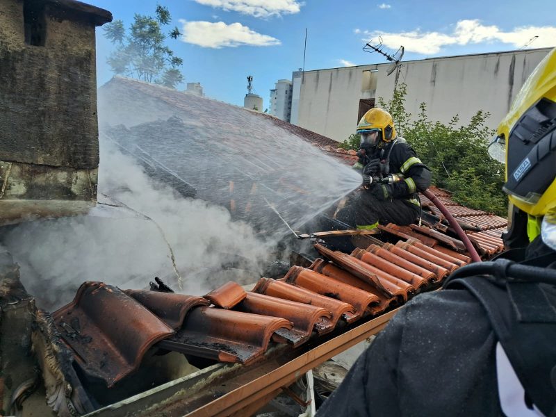 Algumas telhas foram retiradas para que fosse poss&iacute;vel controlar as chamas e efetuar o rescaldo. – Foto: Corpo de Bombeiros / Divulga&ccedil;&atilde;o / ND