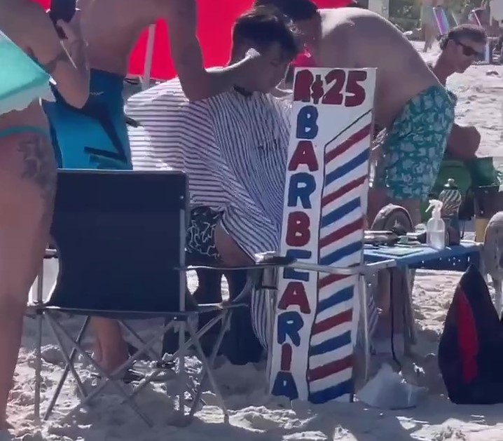 Na foto aparece o valor do corte do barbeiro da praia de Florianópolis.