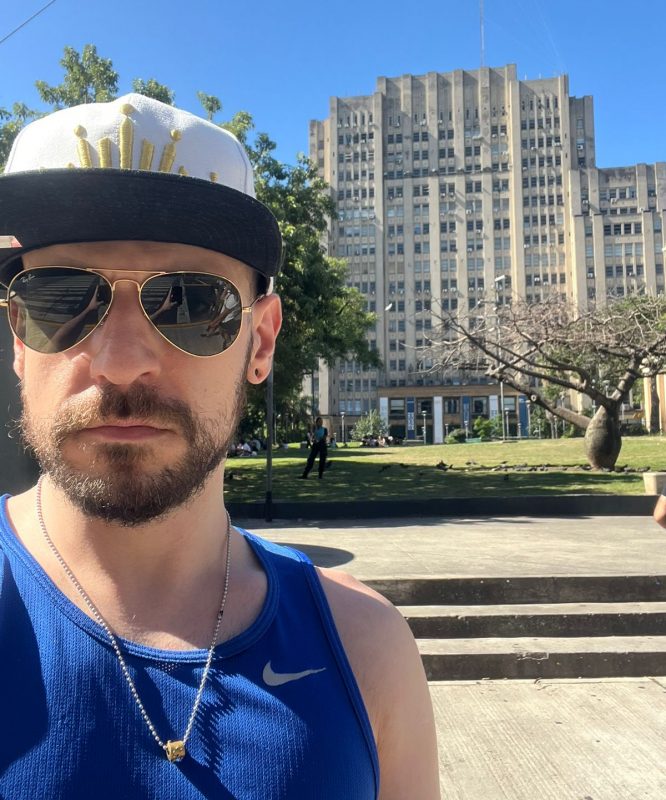 Jackie está na frente da Universidade de Buenos Aires e mostra preocupação com taxação para estudantes estrangeiros propostas pelo governo de Milei