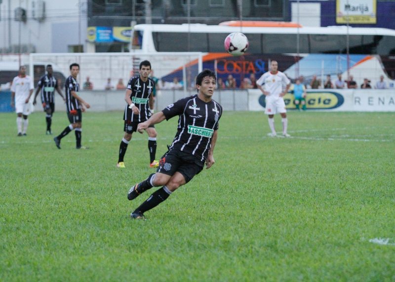O atacante Alo&iacute;sio, natural de Ararangu&aacute;, e atualmente no Am&eacute;rica (MG), defendeu o Figueirense entre os anos de 2011 e 2012, vindo da Chapecoense. No jogo da foto, no Augusto Bauer, diante do Brusque, pelo Estadual de 2012,&nbsp; &eacute; poss&iacute;vel um &ocirc;nibus dentro do est&aacute;dio e o com&eacute;rcio local. Alo&iacute;sio teve seu cogitado pela imprensa para defender o Ava&iacute; nesta temporada. – Foto: Acervo Carlos Amorim/ND
