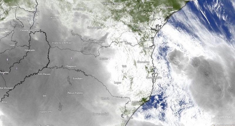 Na imagem aparecem nuvens carregadas por conta de uma onda de temporais.