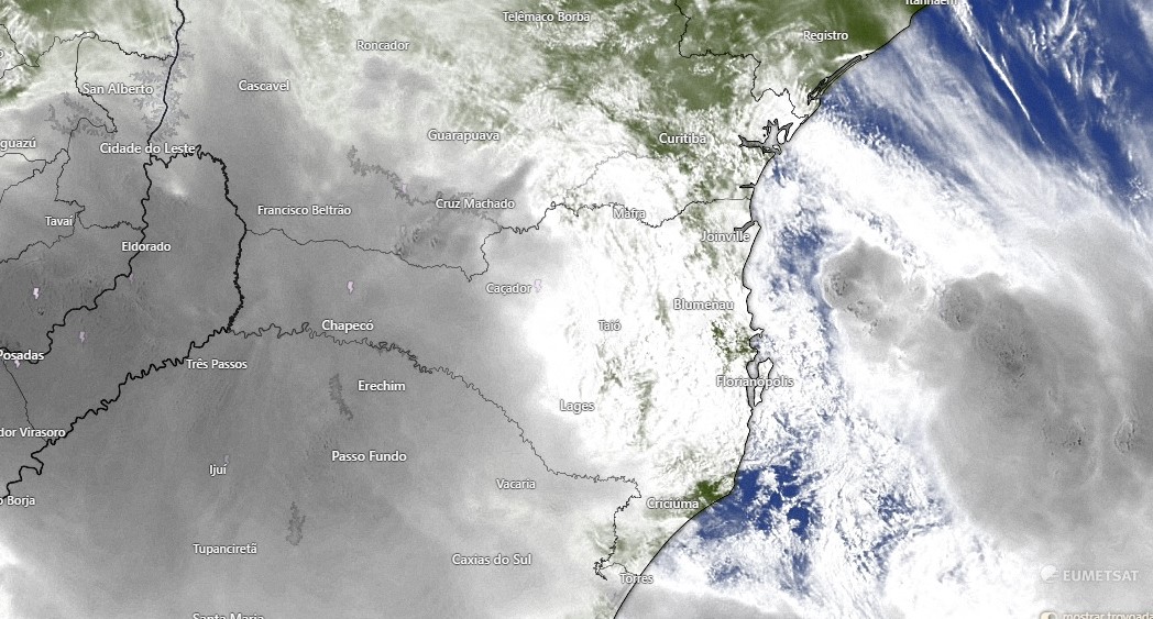 Na imagem de satélite mostra o avanço de uma frente fria sobre Santa Catarina ao longo desta quarta-feira.