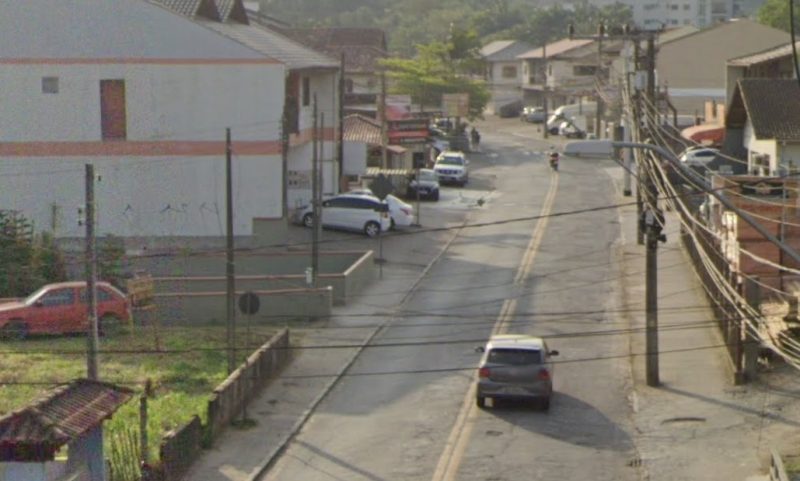 Homem supostamente em surto psic&oacute;tico estava atacando pessoas pr&oacute;ximo a um bar com uma faca, mas passou mal e morreu enquanto esperava socorro neste domingo (7) – Foto: Google Street View/Divulga&ccedil;&atilde;o/ND