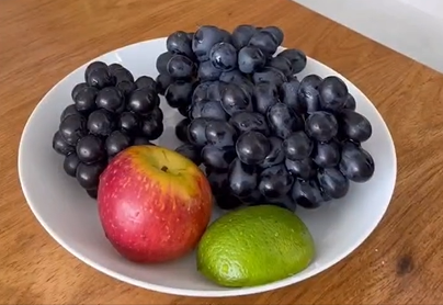 Frutas necessárias para fazer a receita saudável - Foto: Low Card Receitas/Reprodução/ND