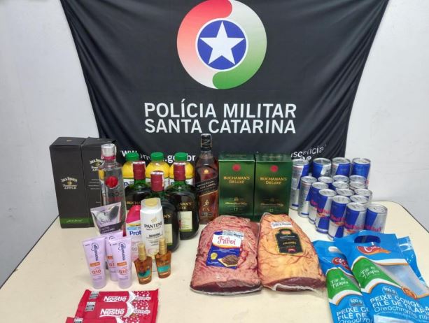 Família vai parar na delegacia após furtar whisky, peixe e picanha de supermercado em Blumenau