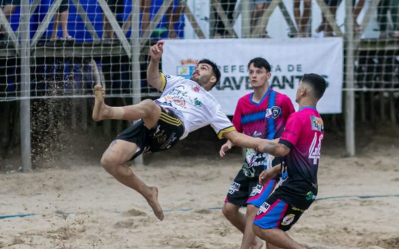 Jogadores disputando o Municipal de Futebol de Areia de Navegantes