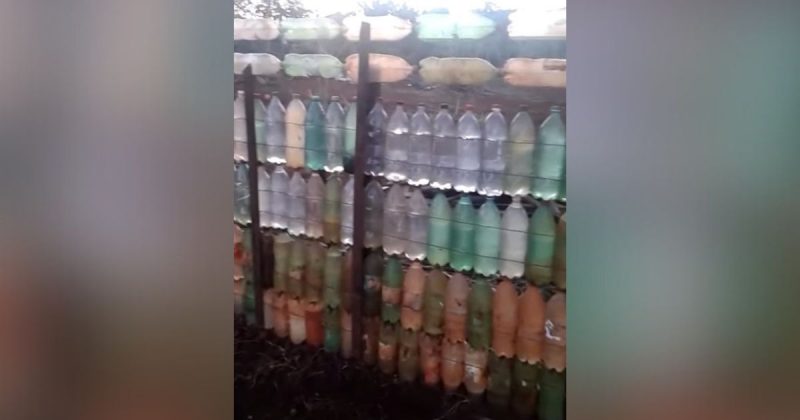 Iniciativa combate o desperdício e a poluição; autor da publicação sugere aspecto decorativo de garrafas pet amarradas na cerca - Foto: Redes Sociais/Divulgação/ND