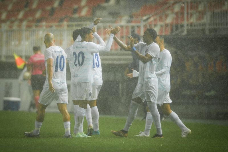 Jogadores do Barra comemoram o primeiro gol da equipe