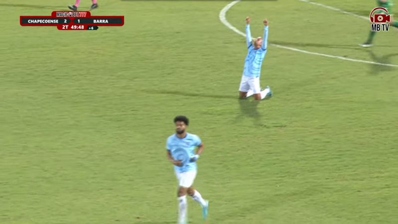 Muita comemoração no gol de empate do Barra, no último minuto, contra a Chapecoense - Foto: Reprodução/MBTV