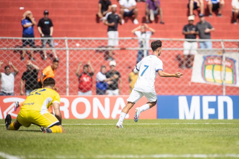 Cássio comemora o primeiro gol do Avaí 