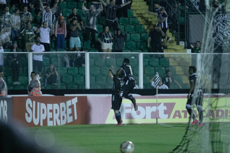 Jogadores do Figueirense comemoram o gol de empate