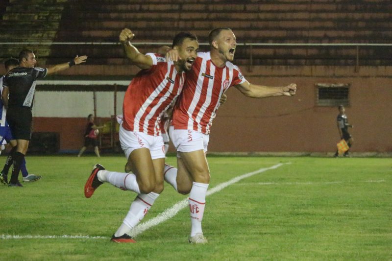 Jogadores do Hercílio Luz comemoram o gol de Ingro