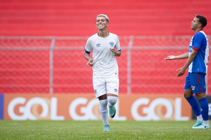 Ronaldy comemora o gol do Avaí