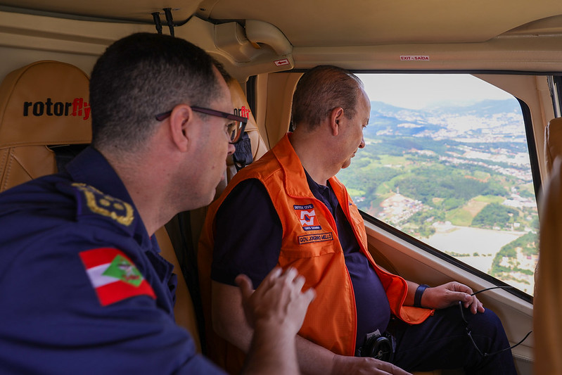 Jorginho Mello esteve no Alto Vale durante as enchentes de 2023