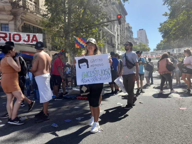 DNU de Milei est&aacute; no centro dos protestos do povo argentino – Foto: Cesar Simon Cortez