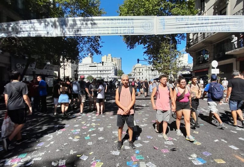 Cesar Simon Cortez, no centro da foto, protesta na Avenida 9 de Julho – Foto: Cesar Simon Cortez