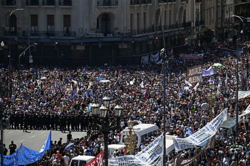 Foto mostra grande número de pessoas na rua protestando contra governo de Milei