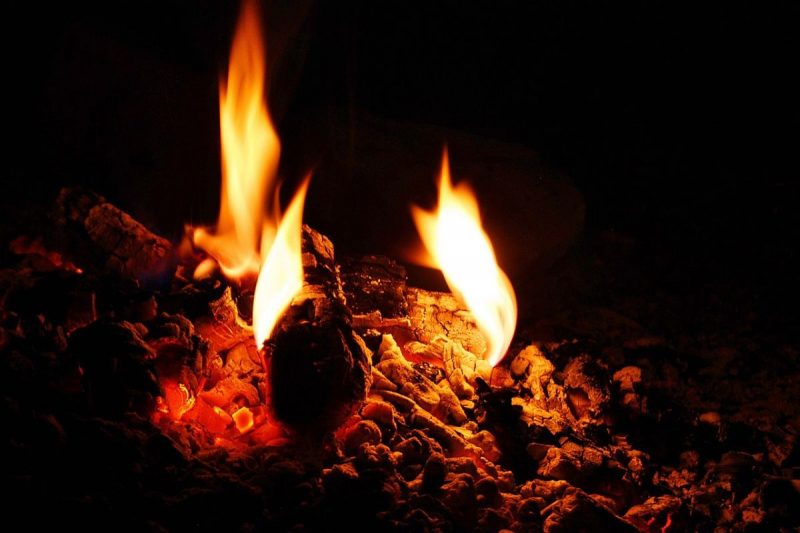 Caso aconteceu em Guaramirim. Na imagem, lenha e pequenas chamas